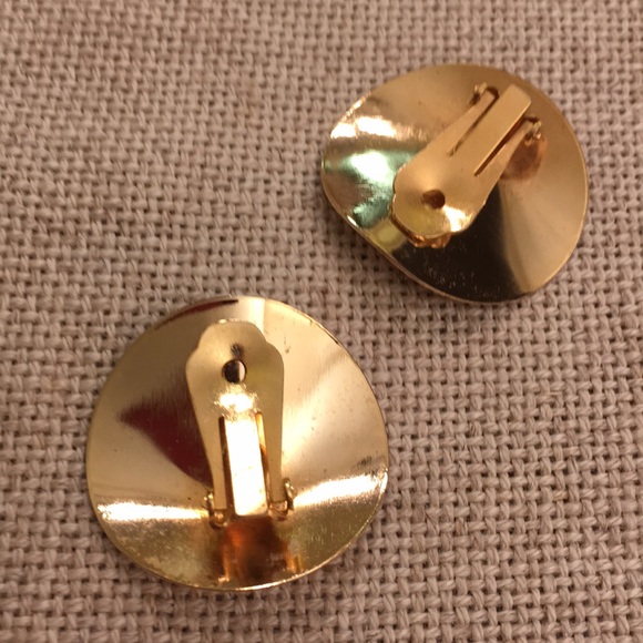 Vintage Goldtone Disc Earrings Modern Style Clip Earrings - Picture 6 of 12